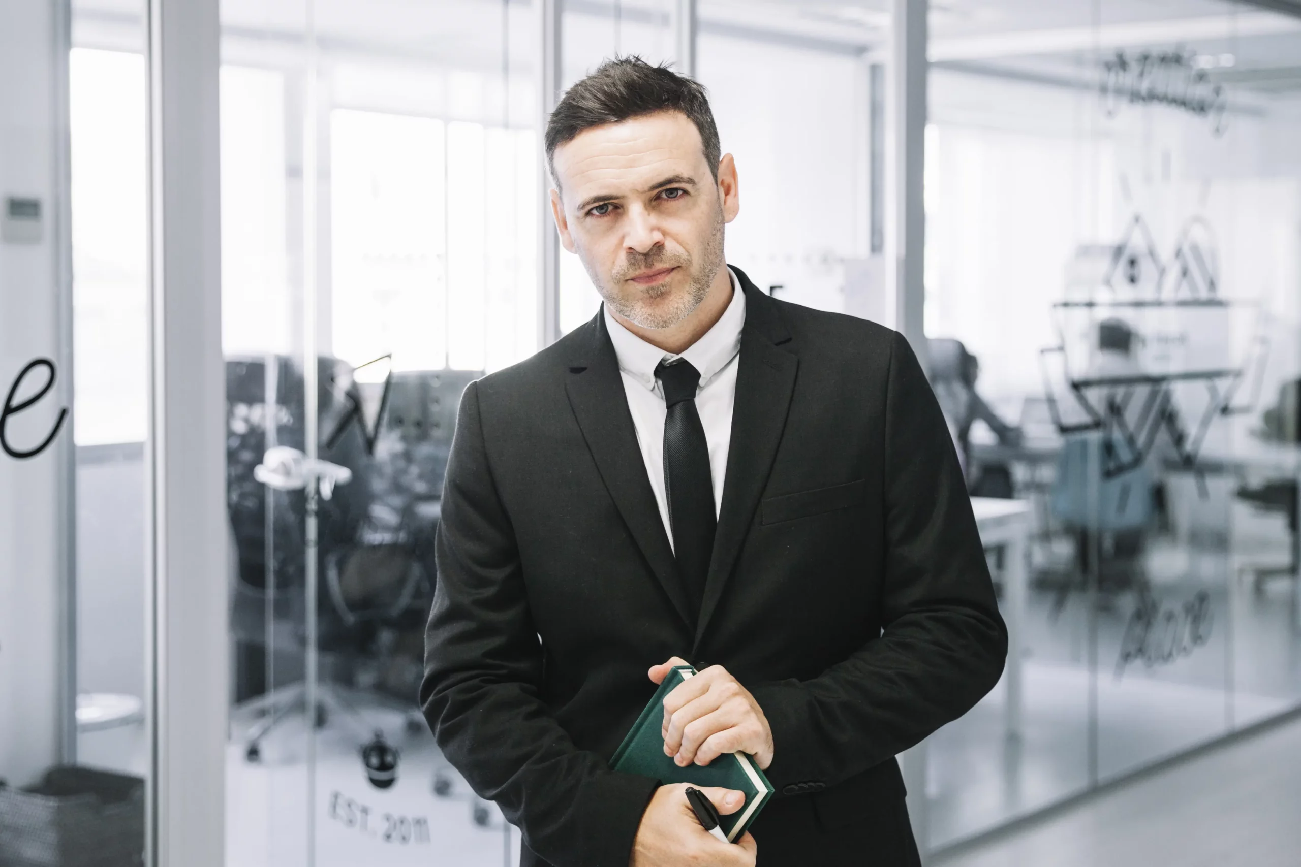 Homme en costume noir, expert en création de sites web et e-commerce à Nantes