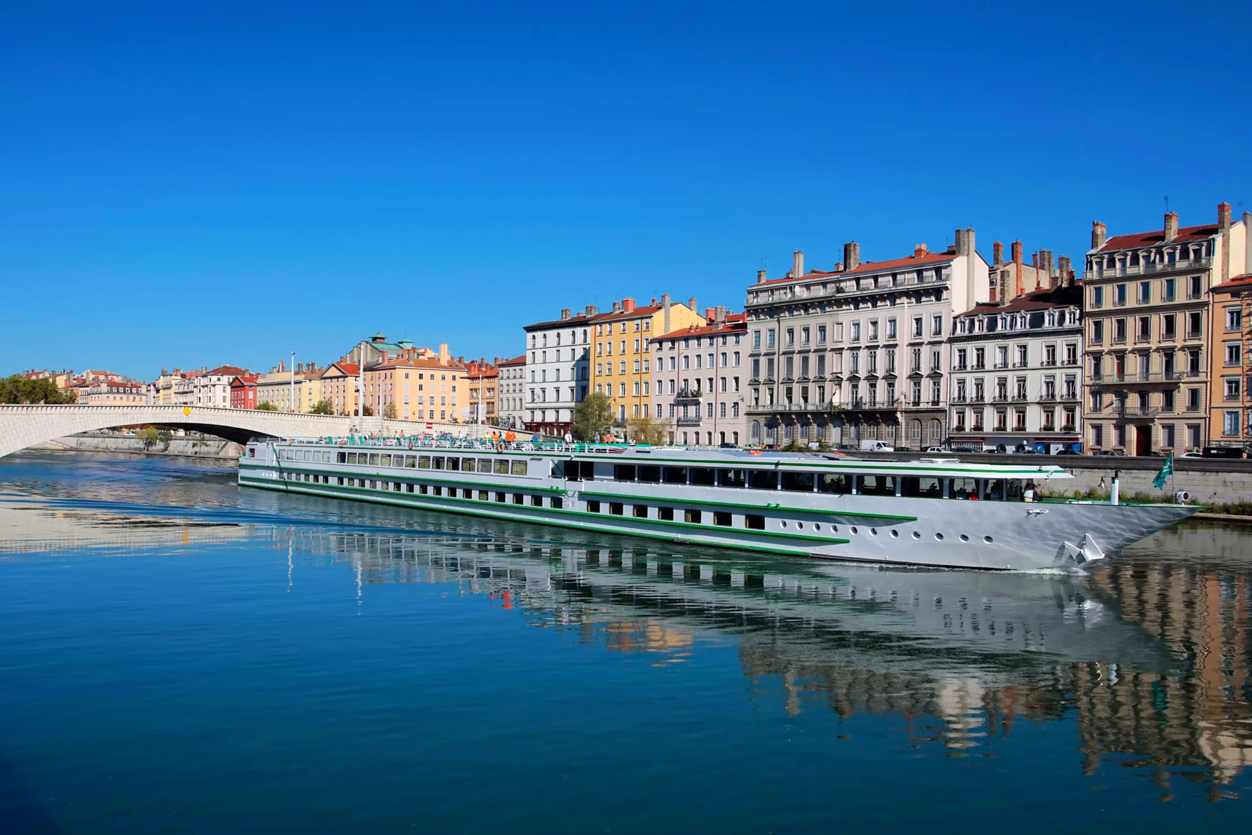 Vue d'une ville avec un bateau sur l'eau, création de sites web et e-commerce à Nantes