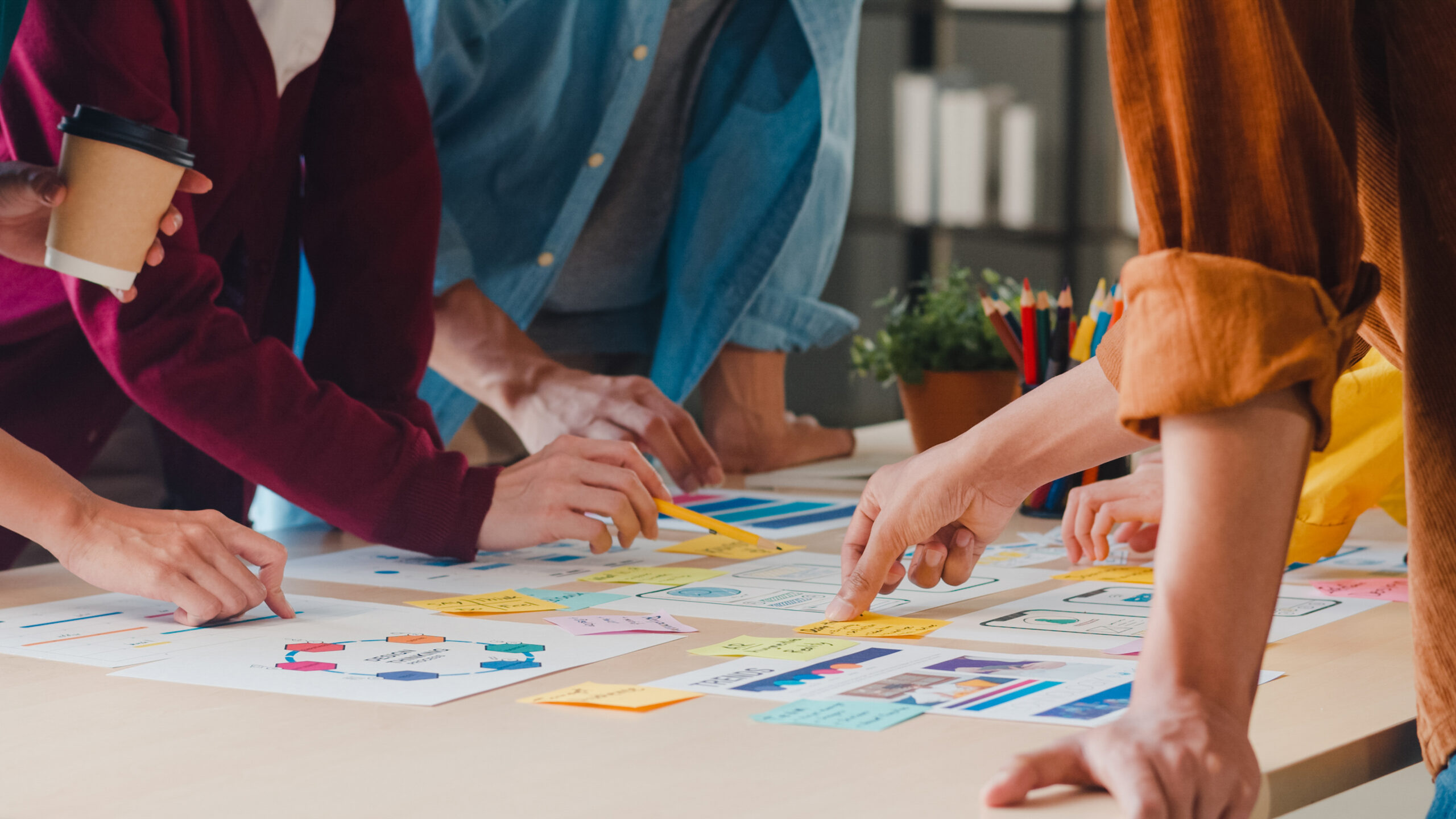 Équipe de création web à Nantes en brainstorming, développement de site e-commerce et génération de leads