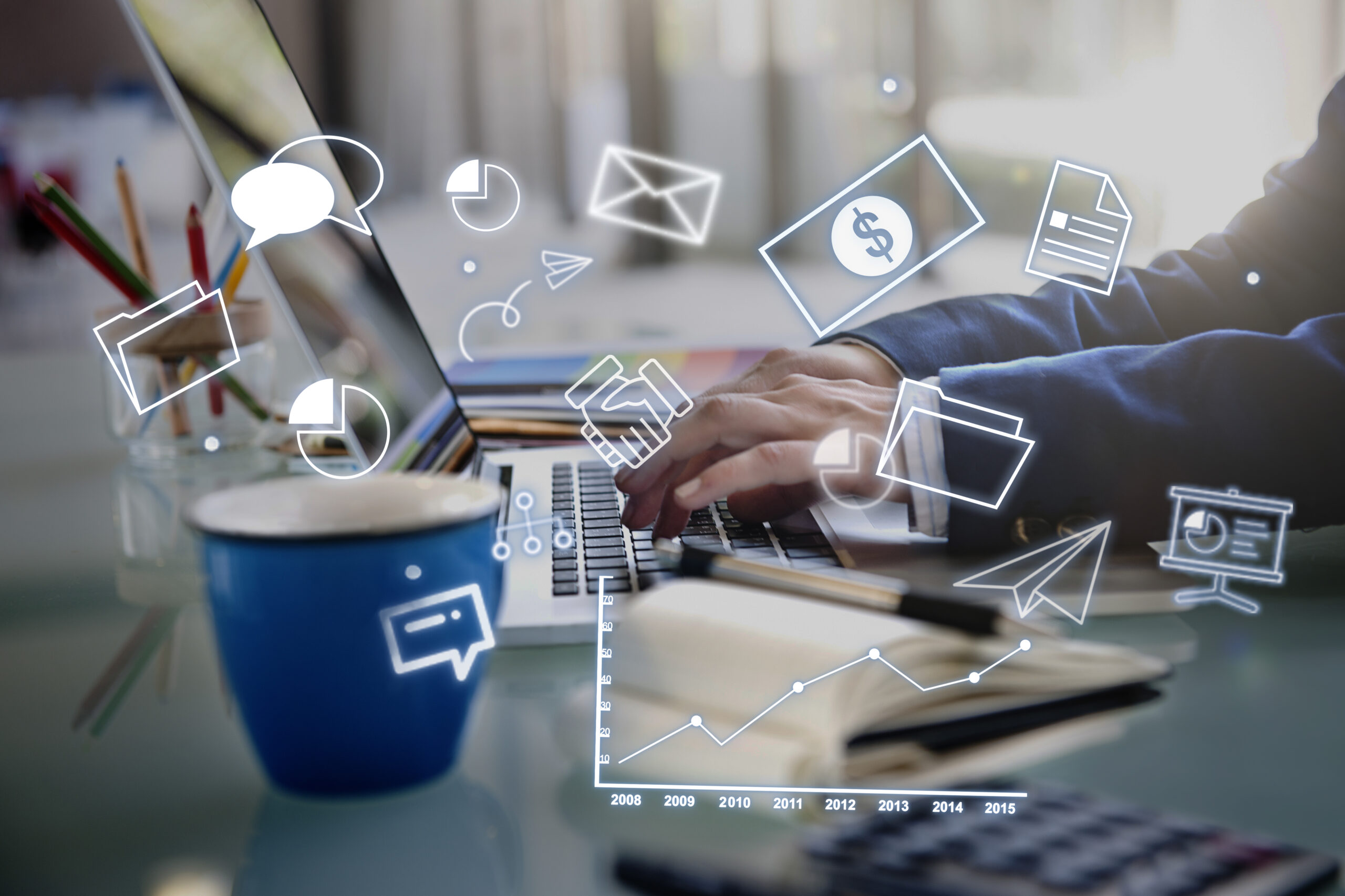 Un professionnel tape sur un ordinateur portable avec des icônes digitales représentant la communication, les finances et l’analyse de données.